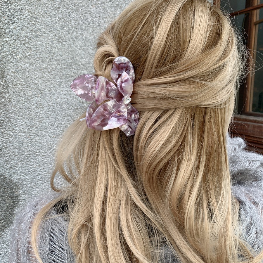 This is a super beautiful three-dimensional bougainvillea clipper with a large hair volume. The new color French light luxury updo shark clipper is exquisite Application Scenario