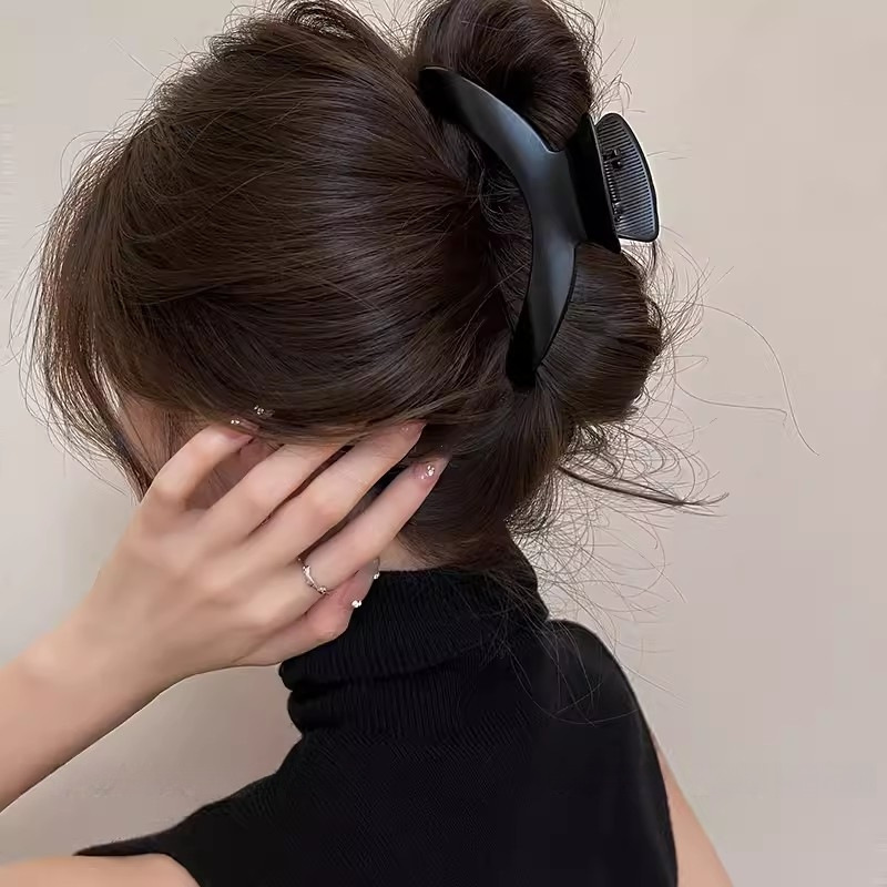 Minimalist metal arc-shaped hair clip, high-end and exquisite new spring and summer hair clip, women's shark clip at the back of the head Application Scenario