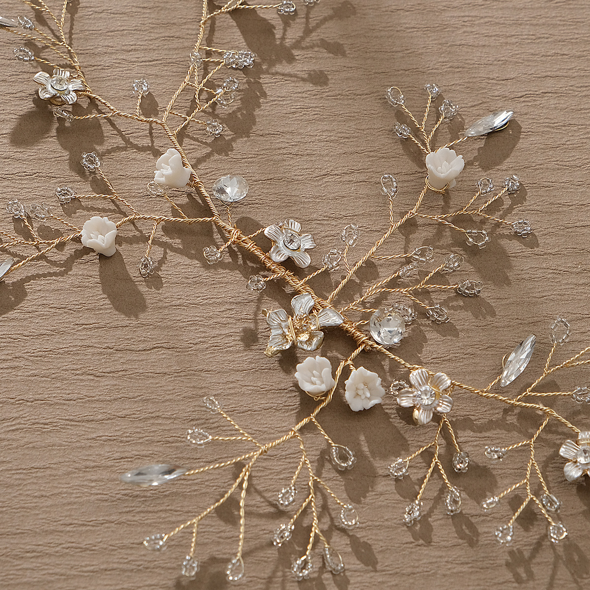 Cross-border new crystal bride hair band, sweet handcrafted updo hair accessory, European and American wedding dress accessories, flower hair band Application Scenario