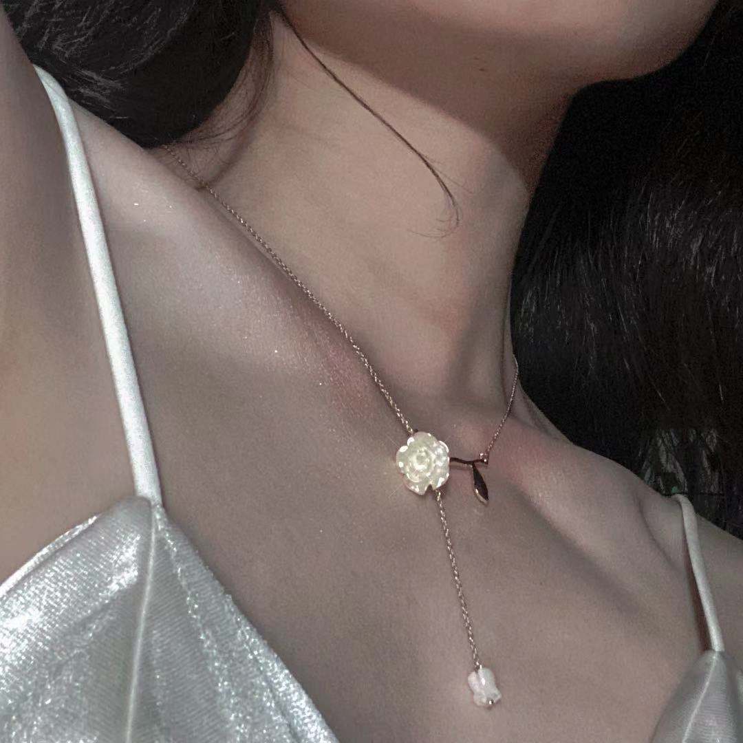 The 2023 new style of the popular rose necklace for women is light luxury and niche, with a unique and versatile design. The collarbone chain is exquisite and elegant Specification drawing