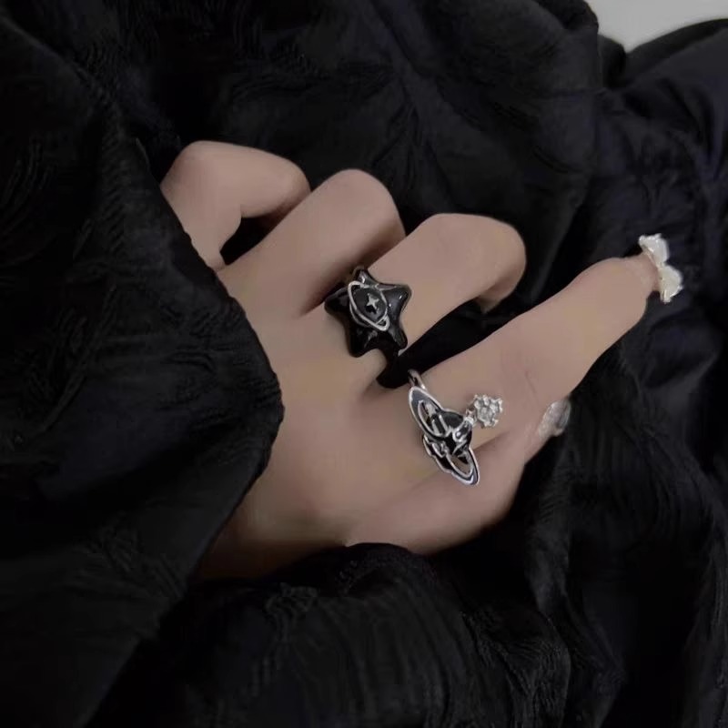 A niche Saturn open ring with a design sense for the female Queen of the West, a high-end ins index finger ring with black glazed star rings details Picture