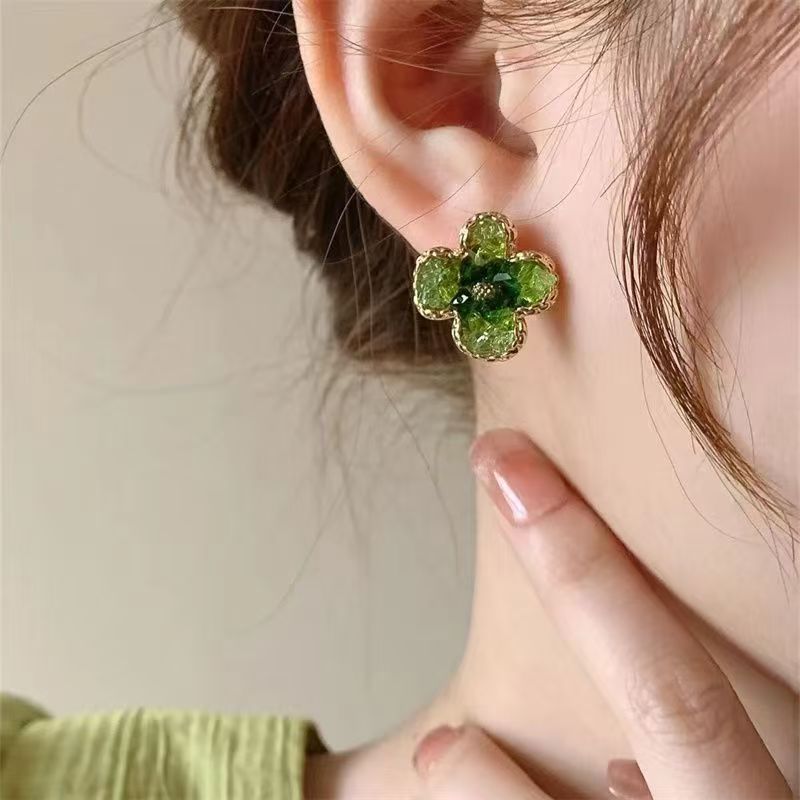 The super fairy-like green flower crystal ear studs are a delicate, sweet and fresh four-leaf clover ear clip accessory for women full figure