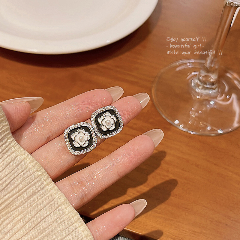 S925 Silver Needle French retro pearl flower stud earrings, women's light luxury high-end design sense, versatile and popular online celebrity earrings wholesale Specification drawing