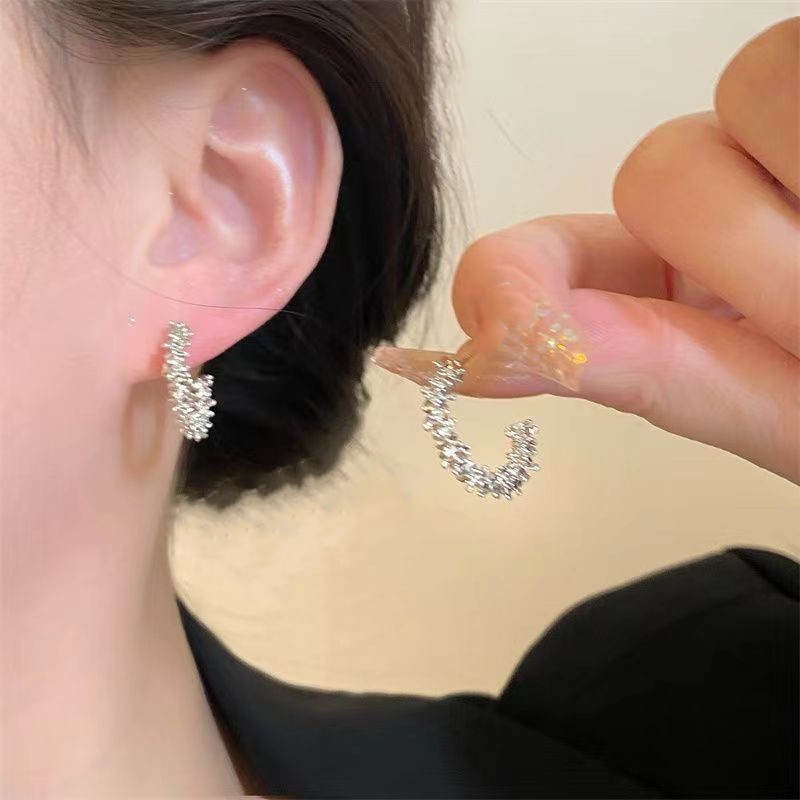 New personalized and versatile irregular C-shaped stud earrings with a feminine, shiny and niche design sense, fashionable and high-end ears Application Scenario