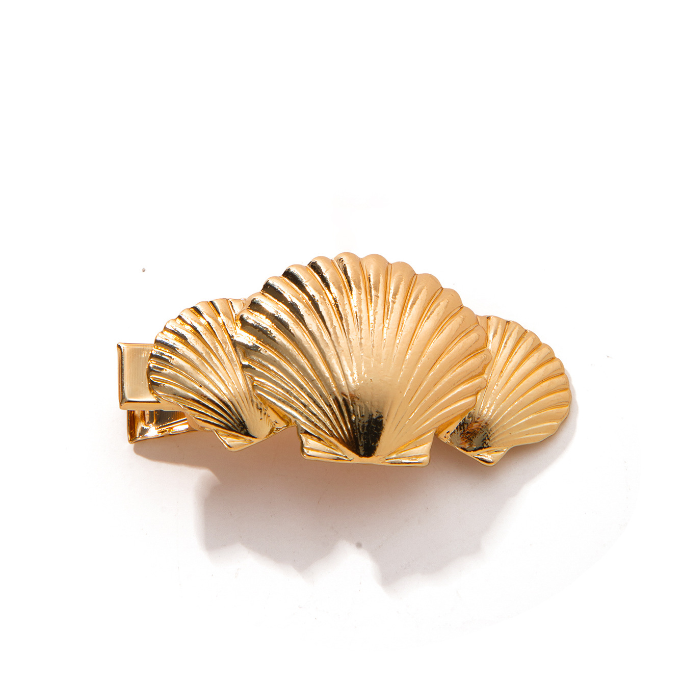 New high-end and niche ocean-style alloy headwear for summer in Europe and America, featuring large scallop texture and striped hair clips for women Item Picture