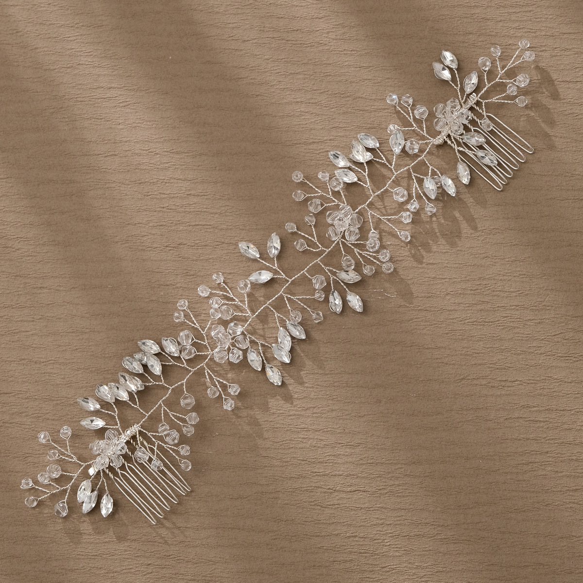 The Korean-style bride's elegant wedding hair accessories are exquisitely handcrafted. The side of the bangs is inserted with a light luxury pair of horse eye water diamond combs Specification drawing