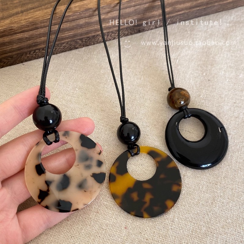 Tortoiseshell leopard print long glass pendant necklace, a high-end sweater chain for women in autumn and winter, a versatile black rope neck accessory full figure