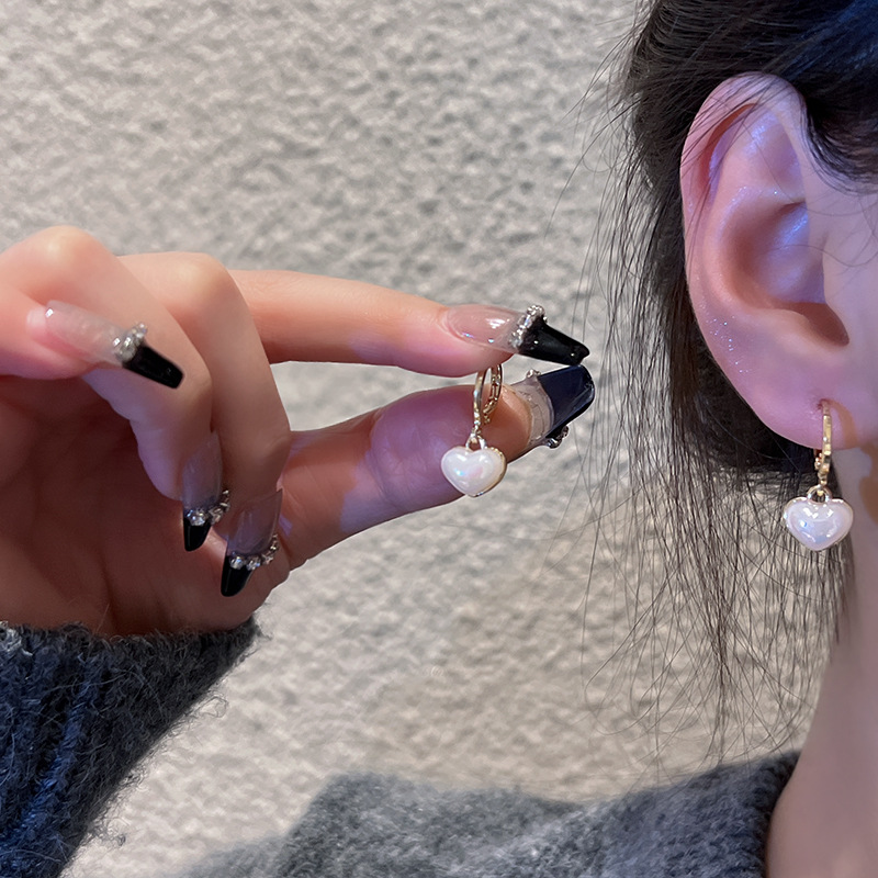S925 Silver Needle Light Luxury retro heart-shaped pearl Earrings, women's Hong Kong style, fashionable and elegant, high-end, simple heart-shaped earrings details Picture