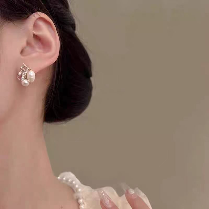 Light luxury and high-end square zircon pearl stud earrings for women, new best-selling and elegant earrings, niche design earrings and earrings Specification drawing