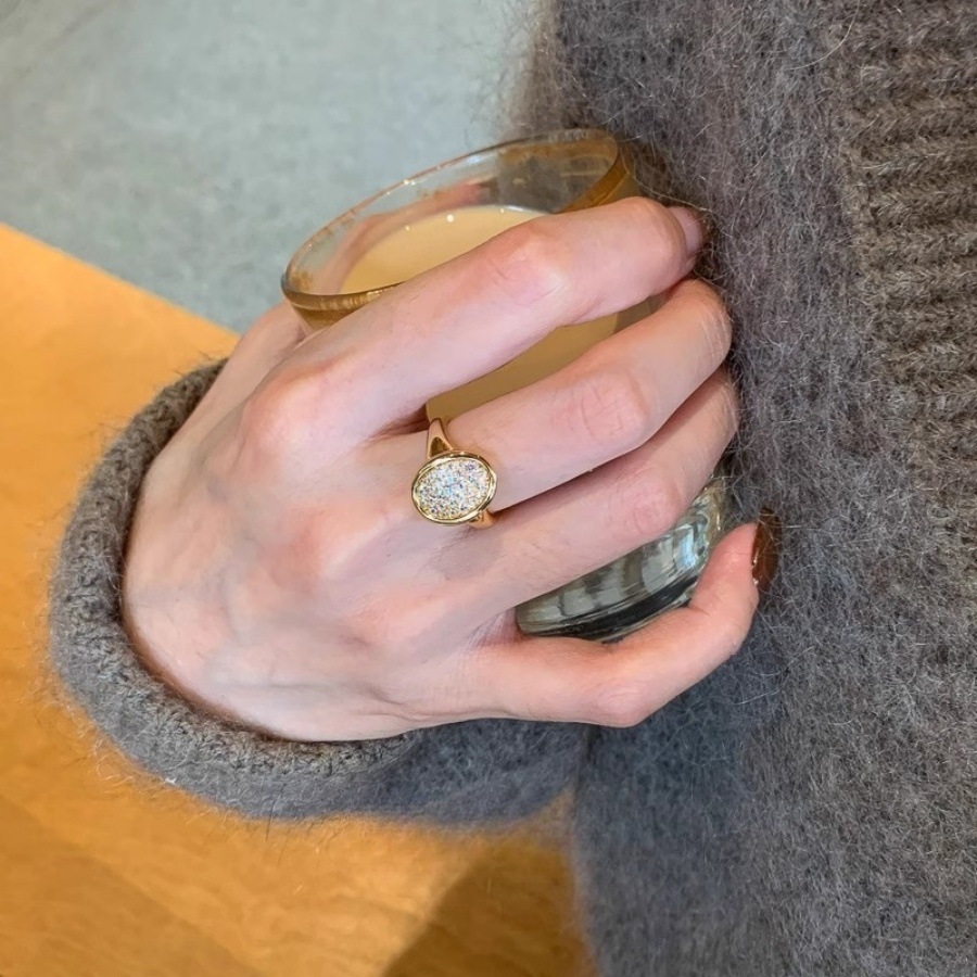 Vintage Mid-style oval diamond ring for women, a niche and high-end index finger ring, a light luxury and unique zircon ring full figure