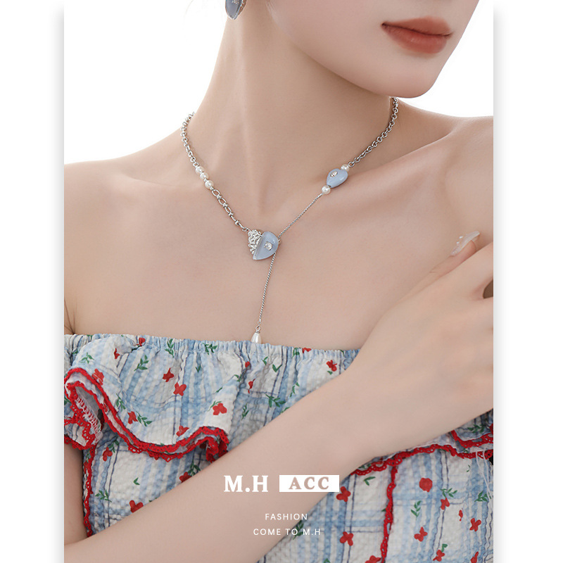 Blue metal heart-shaped necklace for women, fashionable, sweet and cool style, niche design, unique collarbone chain, original new style necklace details Picture