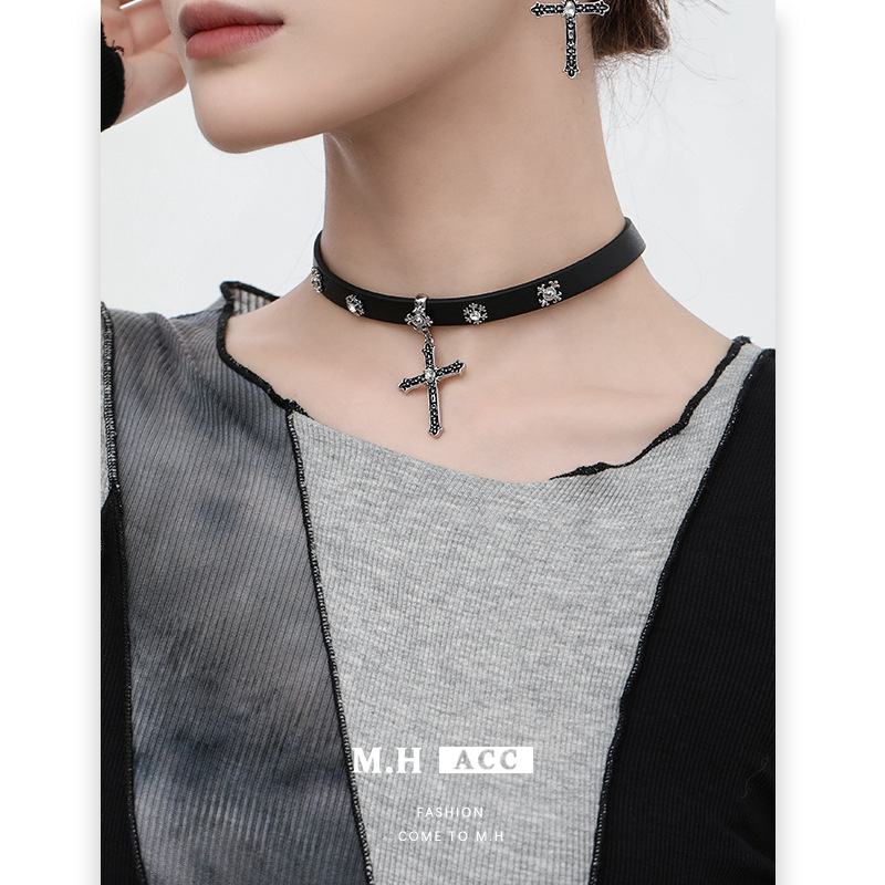 y2k punk-style cross choker necklace for women, high-end hip-hop rock leather neckchain, elegant collarbone chain details Picture