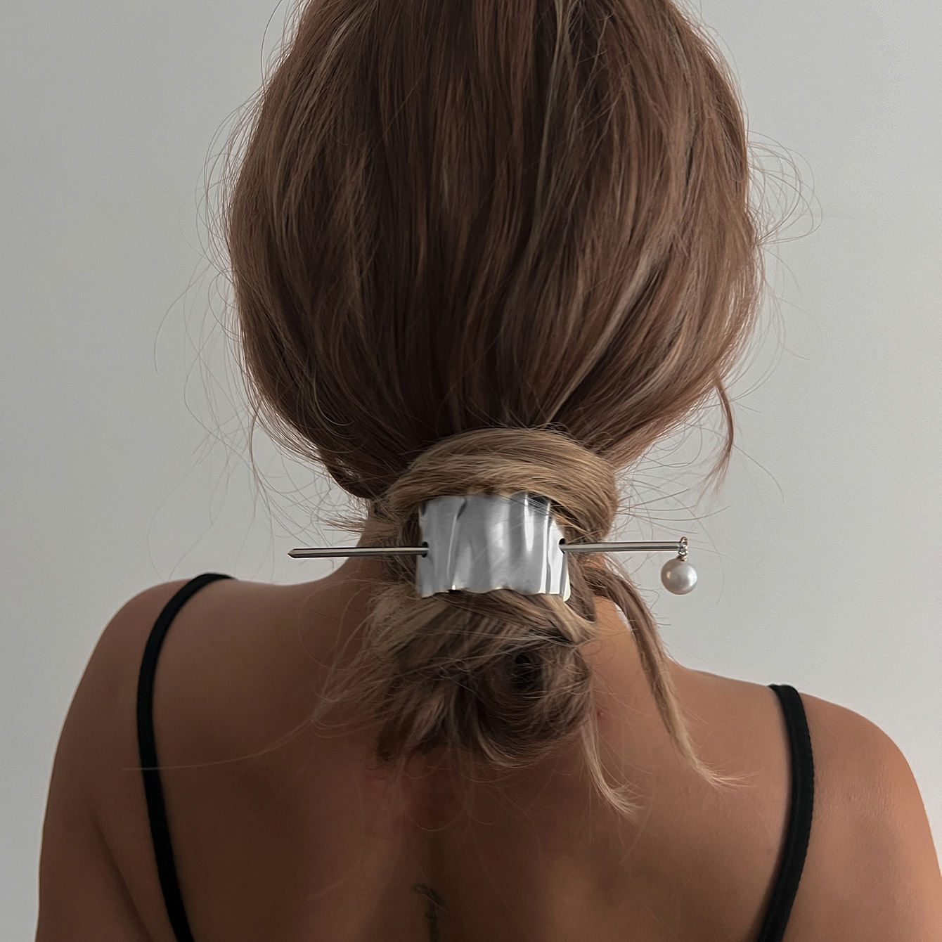 Cross-border bestsellers in foreign trade: Exaggerated alloy personalized hair accessories, European and American style twisted irregular hairpins Application Scenario