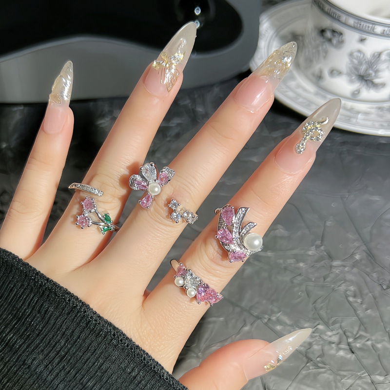 Sweet pink diamond, elegant flower heart, light luxury and high-end feel ring, women's Instagram, cold style, niche design sense ring details Picture