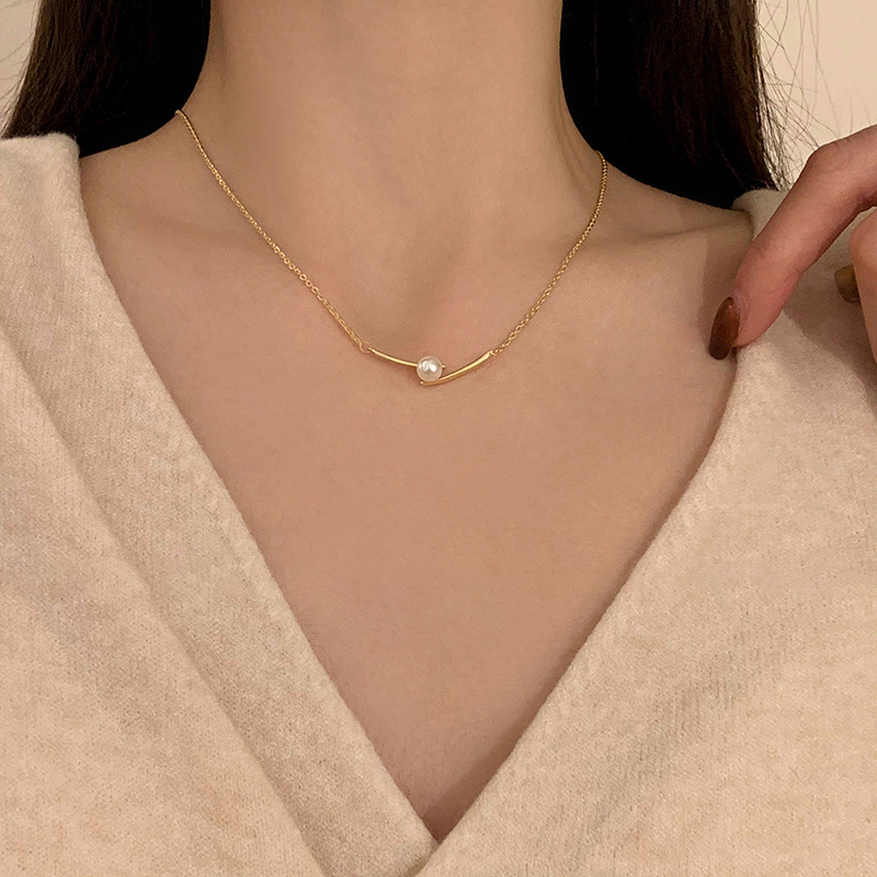Single pearl pendant, golden necklace, women's light luxury, niche design sense, collarbone chain, neck chain, choker style full figure