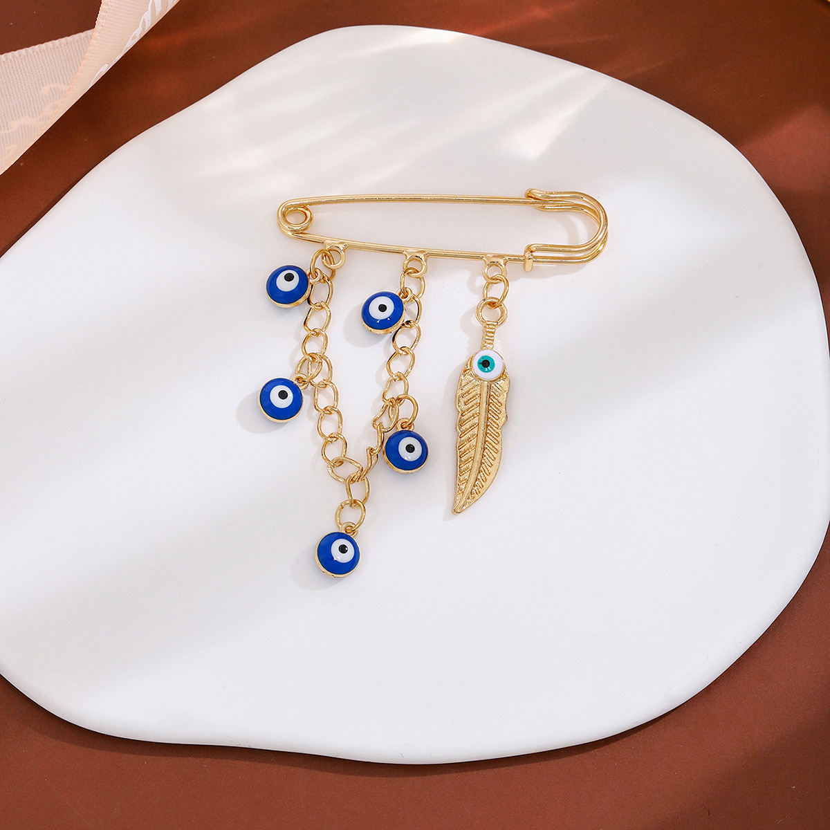 European and American creative diamond-encrusted devil's eye tassel brooch, high-end feel, blue eye cinched waist sweater, cold style brooch Application Scenario