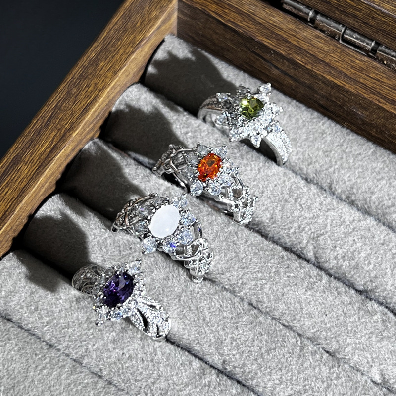 This is a fashionable and high-end olive green diamond ring with a touch of European and American luxury. It is a trendy, simple and exquisite layering index finger ring for women Application Scenario