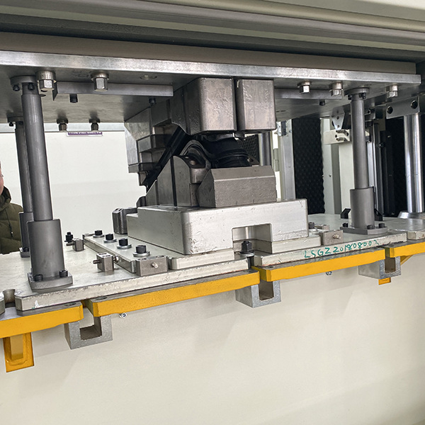 Vibration friction welding machine for welding thermoplastic materials such as ABS/PC, PVC and PP resins VW-2000 Application Scenario