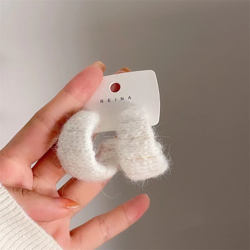 Plush ear rings, a new style of trendy and niche design earrings in 2025, exude a high-end feminine charm and unique style. Earrings and stud earrings details Picture