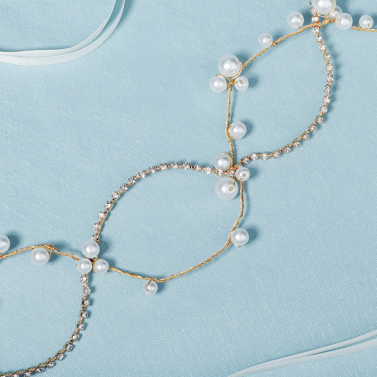 The new Korean version of the bride's hair accessory, wedding dress, dress, makeup, updo, double-layer pearl hair band, creative design and ribbon headwear Application Scenario