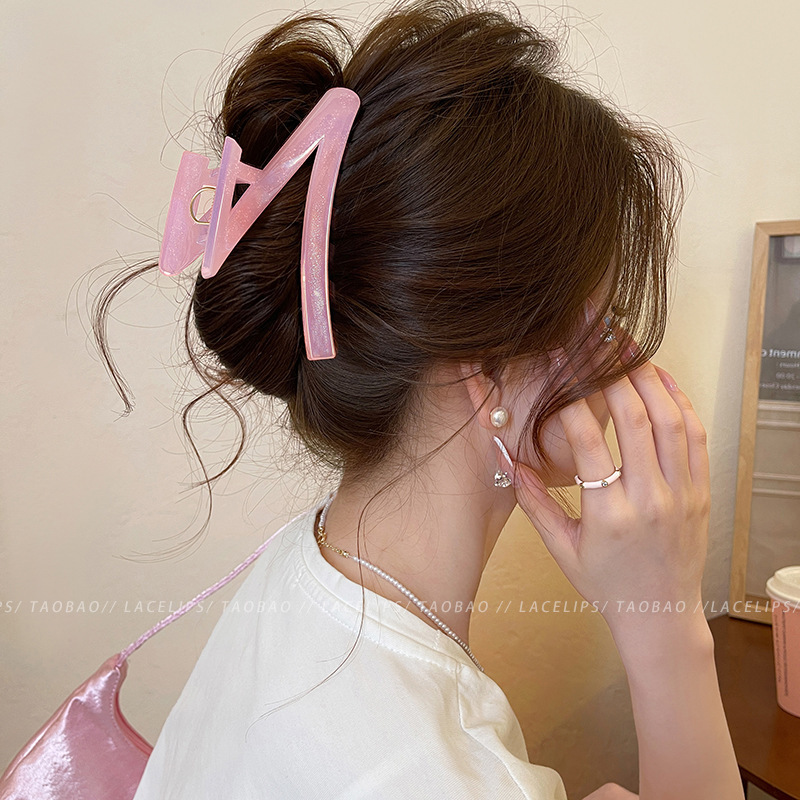 High-quality, niche Z-shaped hairpin for women with a high-end feel 2025 new large shark hairpin for the back of the head Application Scenario