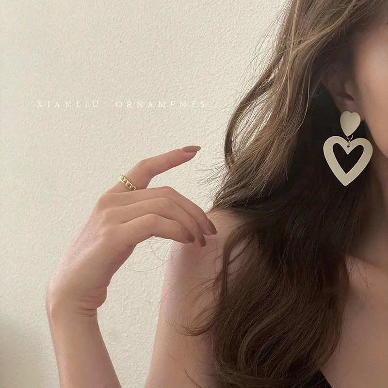 Exaggerated white heart-shaped earrings for women, a new trendy earpiece from 2025, a social media sensation on Instagram, with a cold and unique European and American style full figure
