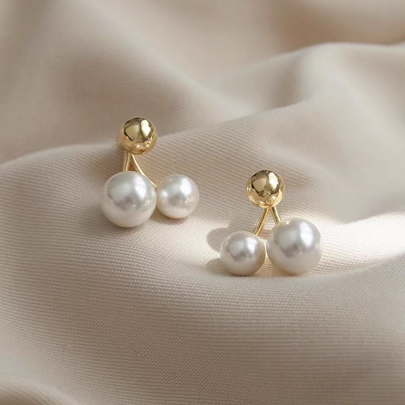 French light luxury, fashionable, elegant, simple and retro pearl earrings for women 2025 new bestseller, trendy, one pair of earrings Application Scenario