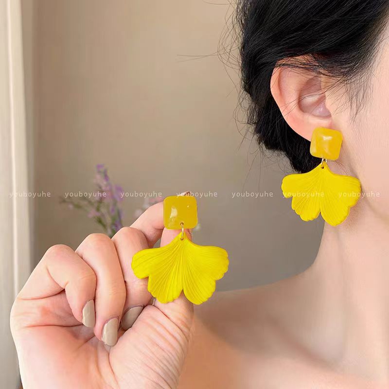 Yellow earrings, 2025 new summer style, high-end, fresh and versatile, exaggerated earrings, long and trendy earrings for women's vacation Application Scenario