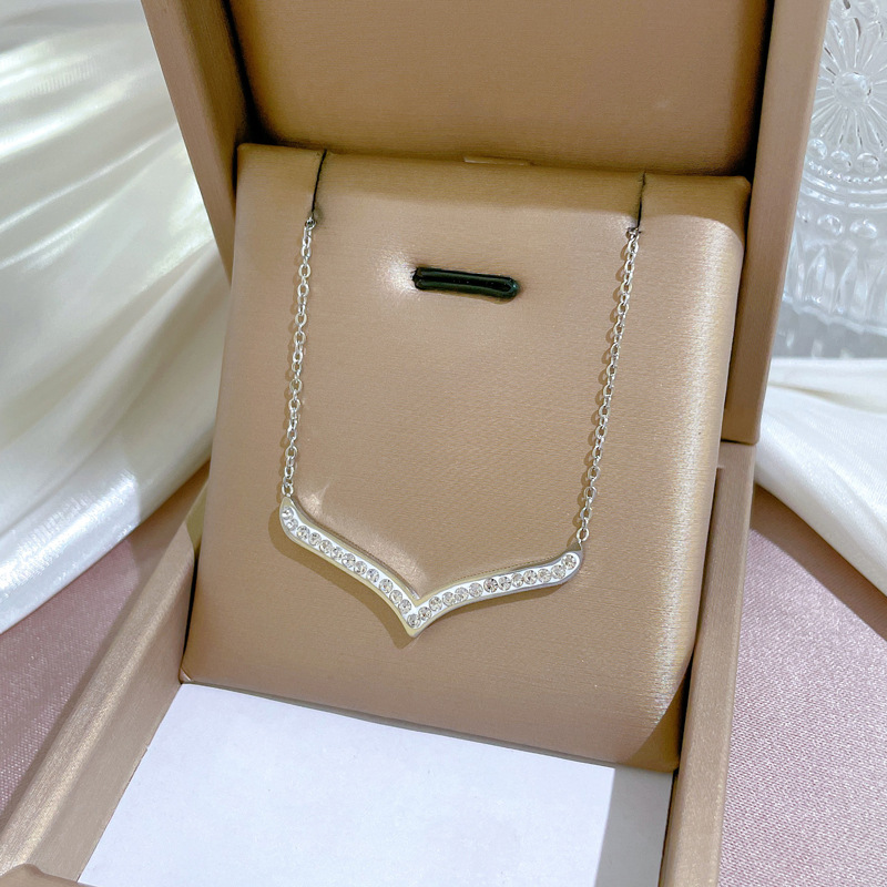 【 All-titanium Steel 】 Minimalist style full diamond big V furnace real gold necklace, female Instagram influencer collarbone chain accessory Application Scenario
