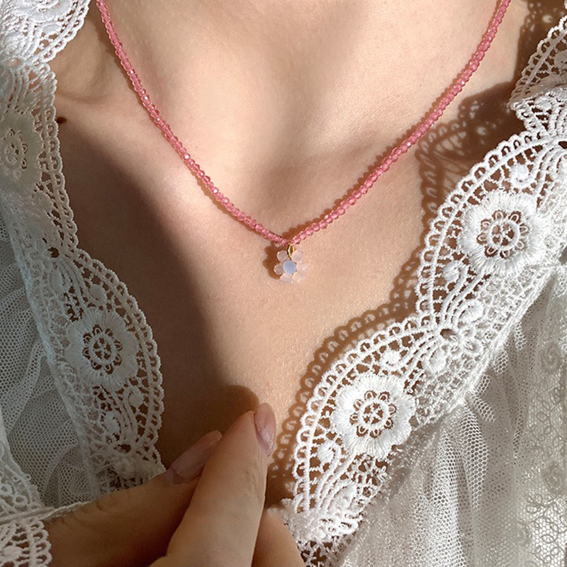 A pink beaded flower necklace with a niche design sense, a new and fresh collarbone chain for women in 2023, a trend on Instagram Specification drawing