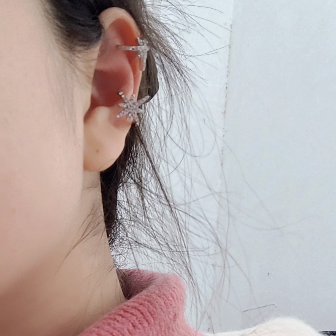 The shining Star ear bone clip is a light luxury, versatile, fashionable, high-end, niche and elegant design. It is an ear clip accessory without ear holes Application Scenario