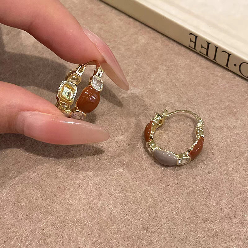 Romantic charm ~ Milk coffee circle zircon ear buckle earrings, versatile and high-end style, sweet and cool style earrings for girls Specification drawing