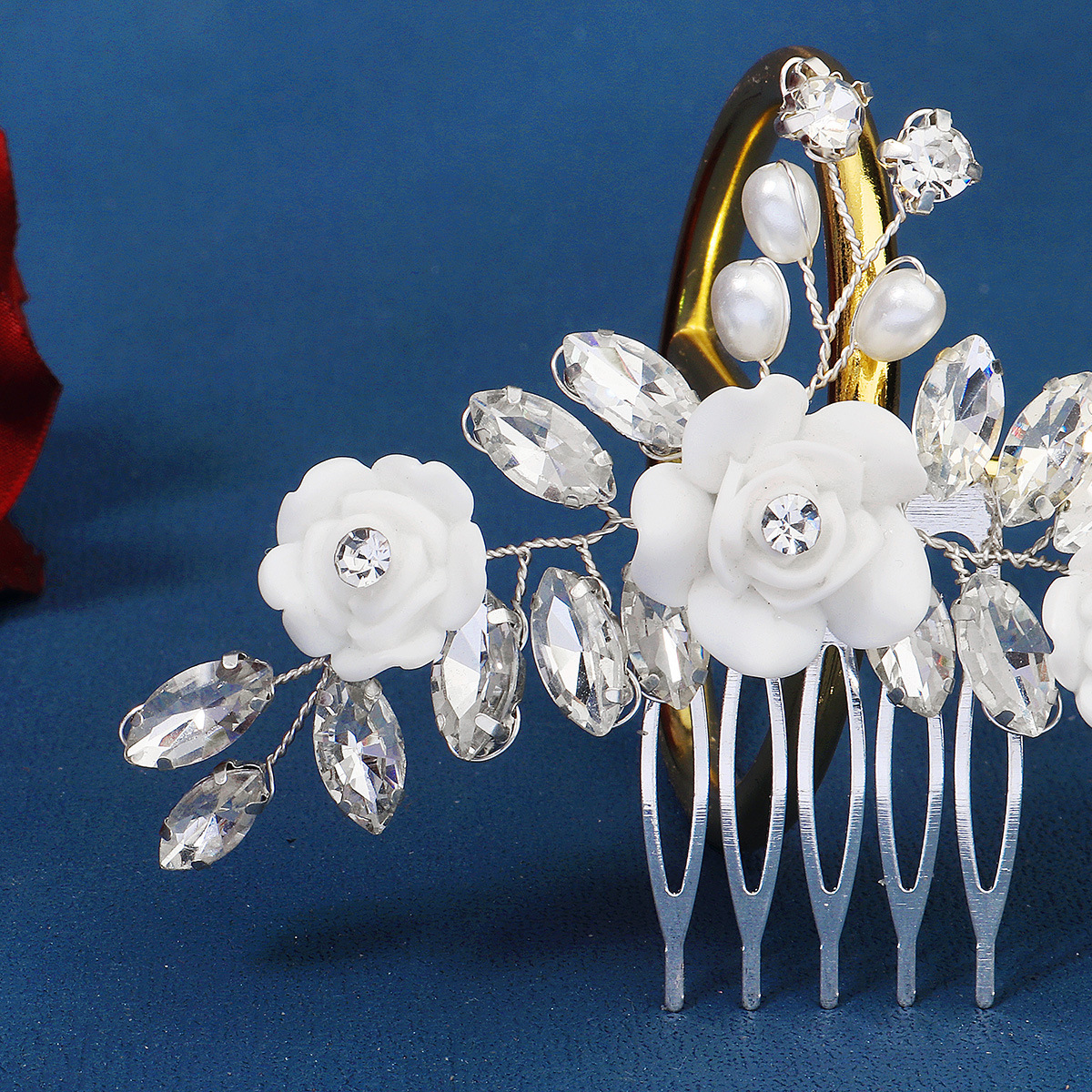 European and American forest-style bridal hair accessories, handcrafted pearl coil hair combs, luxurious horse eye water diamond soft clay flower five-toothed small hair combs Application Scenario