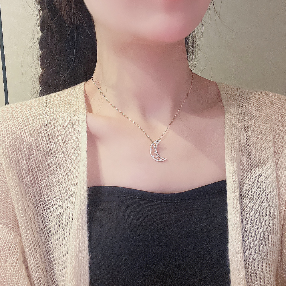 Light luxury star moon collarbone chain, women's high-end moon pendant, simple and elegant, versatile hip-hop style necklace wholesale pearl Application Scenario