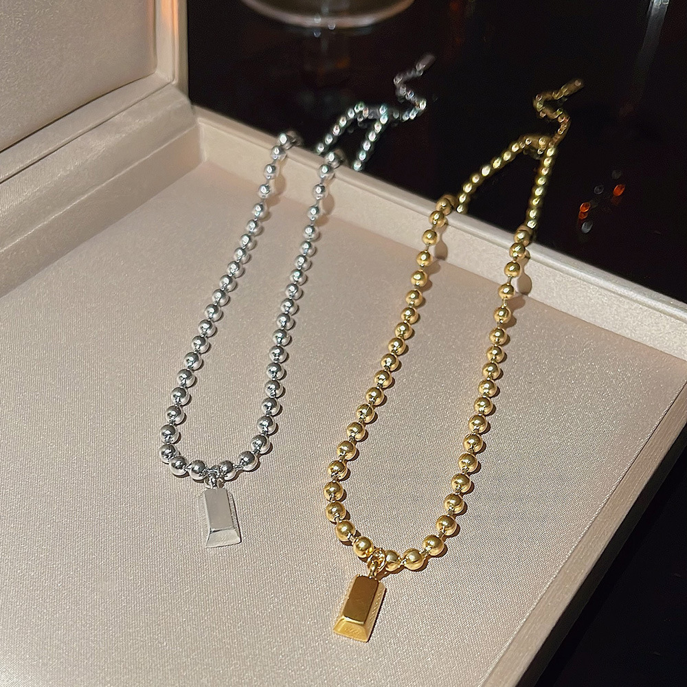 The "Get Rich Quickly" small gold brick necklace does not fade. It is a light luxury titanium steel small gold bar square pendant with a stylish and versatile collarbone chain accessory Application Scenario