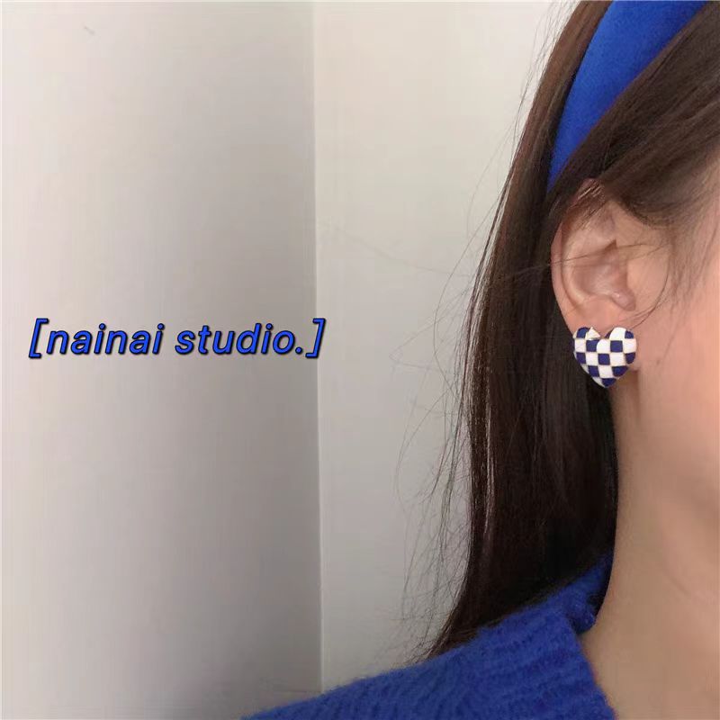 925 Blue and white chessboard heart-shaped Earrings, fashionable and stylish for women, trendy stud earrings, design sense, versatile earrings Specification drawing