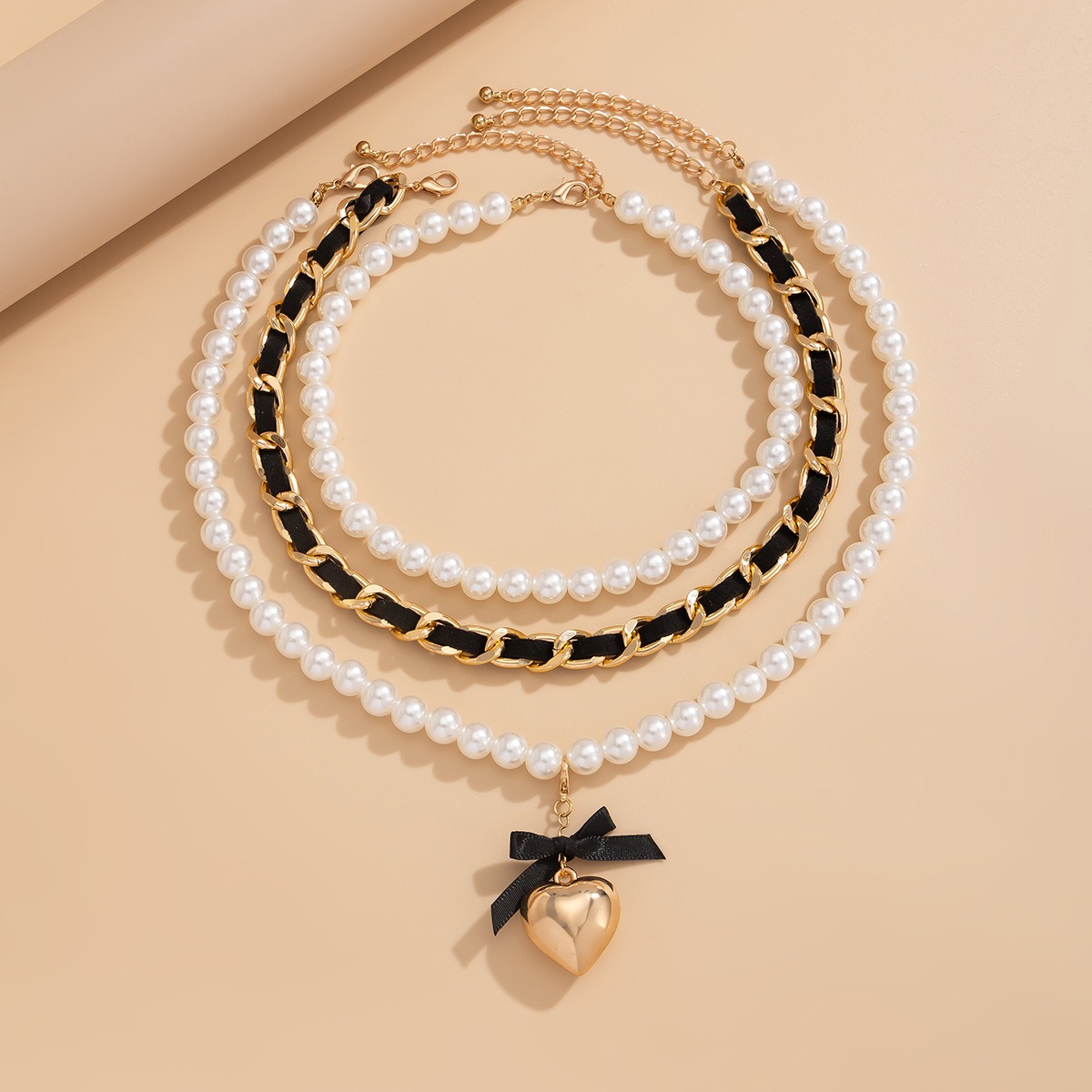 European and American cross-border jewelry fashion pearl ribbon beaded Necklace high-end heart pendant Necklace set Application Scenario