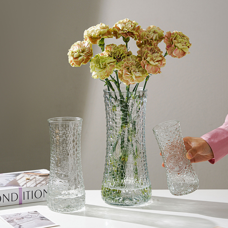 Creative colored glass vase, transparent and high-end glass vase, Nordic style iridescent light luxury modern home decoration piece Application Scenario