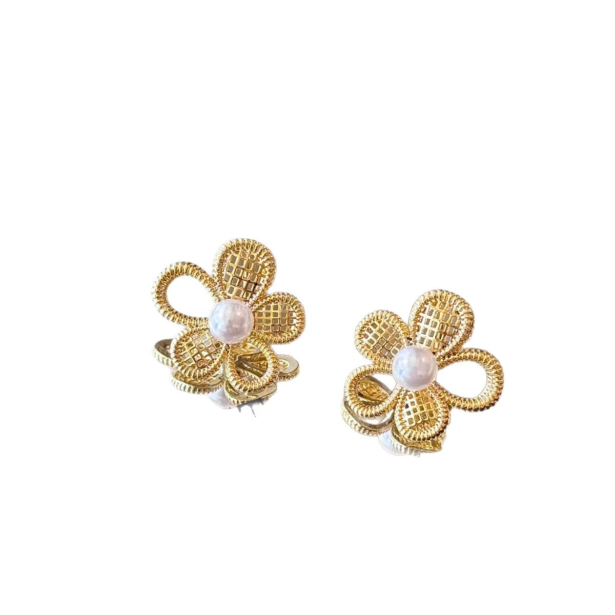 Unique design ~ Korean-style hollowed-out flower pearl earrings, women's light luxury and high-end style, elegant stud earrings, cool and refreshing earrings Item Picture