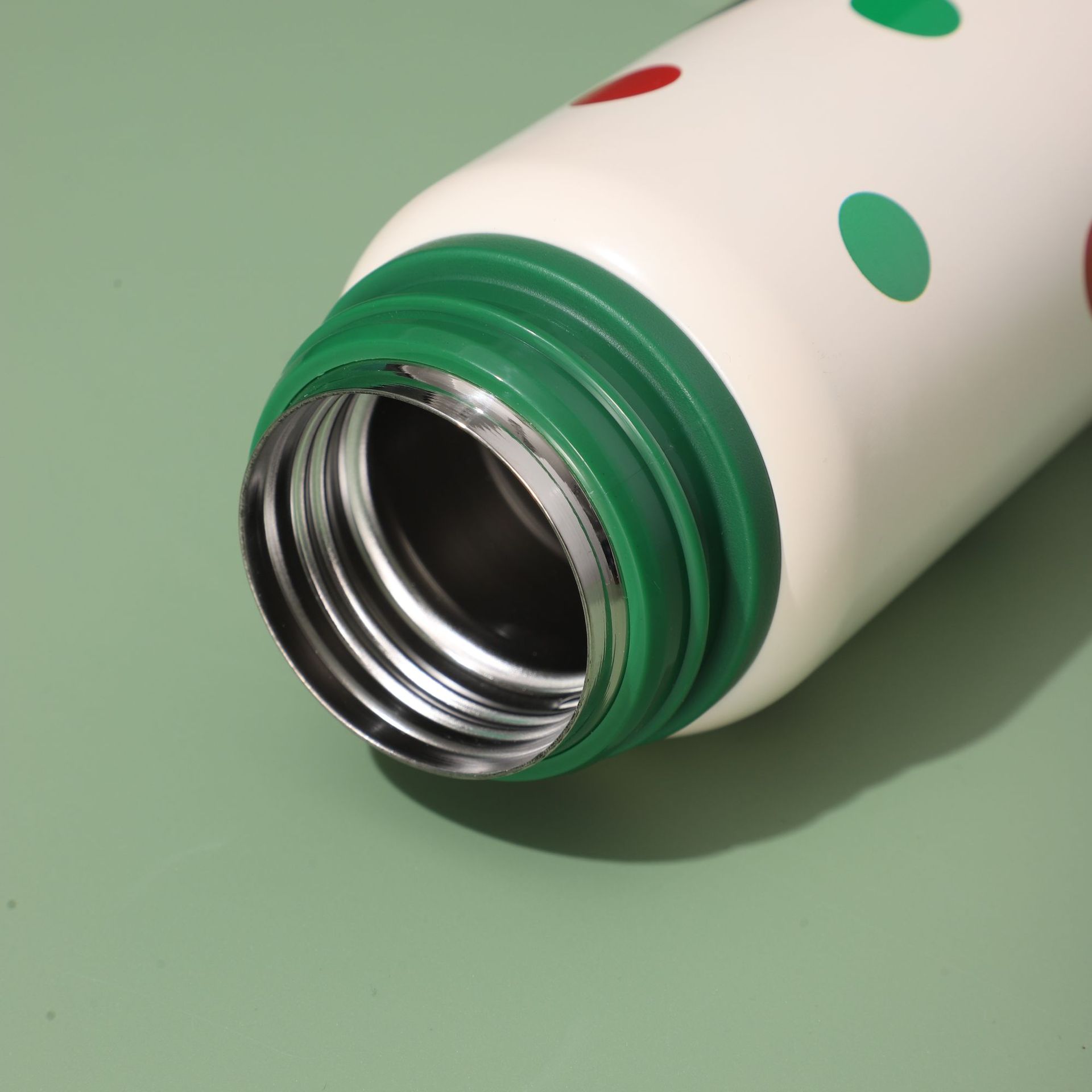 The new Christmas insulated cup can be given as a gift during the festival. It is a cute cartoon children's water cup and a portable insulated pot with a handle Specification drawing