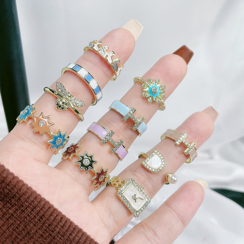 A light luxury and high-end golden layered letter-patterned open-open ring with a feminine niche design and a cold and elegant style full figure