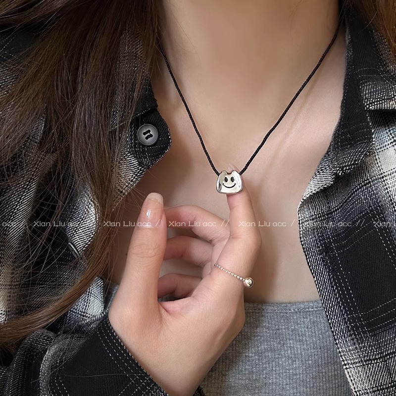 Geometric metal smiling face necklace for women, with a unique and retro design sense, versatile and elegant woven rope neck chain and collarbone chain details Picture