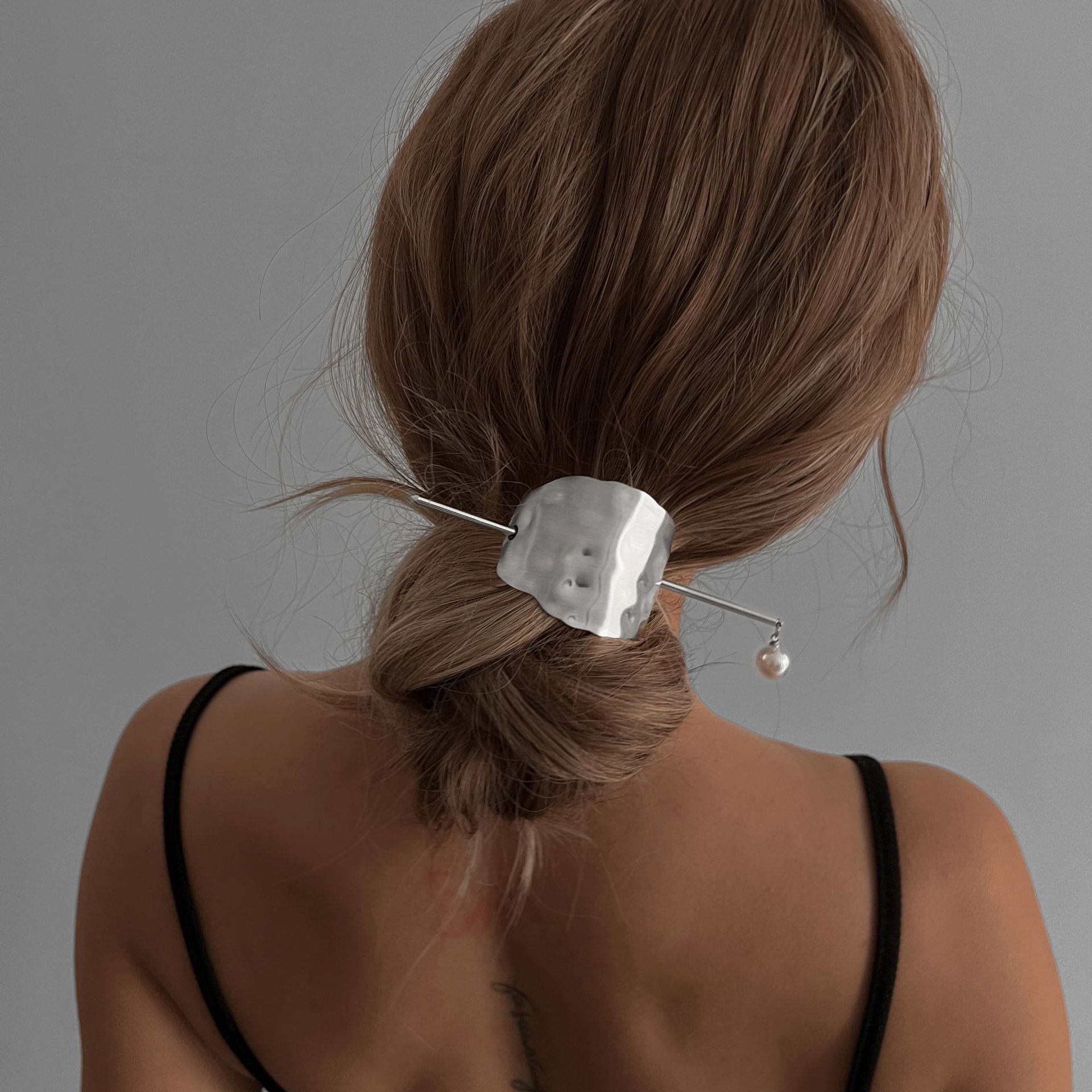 European and American cross-border versatile hair accessories, alloy geometric hairpins for the back of the head, best-selling niche and elegant hairpins on Amazon Application Scenario