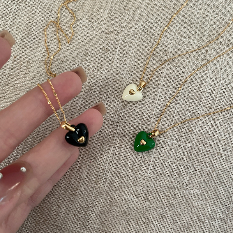 The heart necklace is a light luxury and niche 2023 new women's summer design collarbone chain accessory and decorative necklace Application Scenario