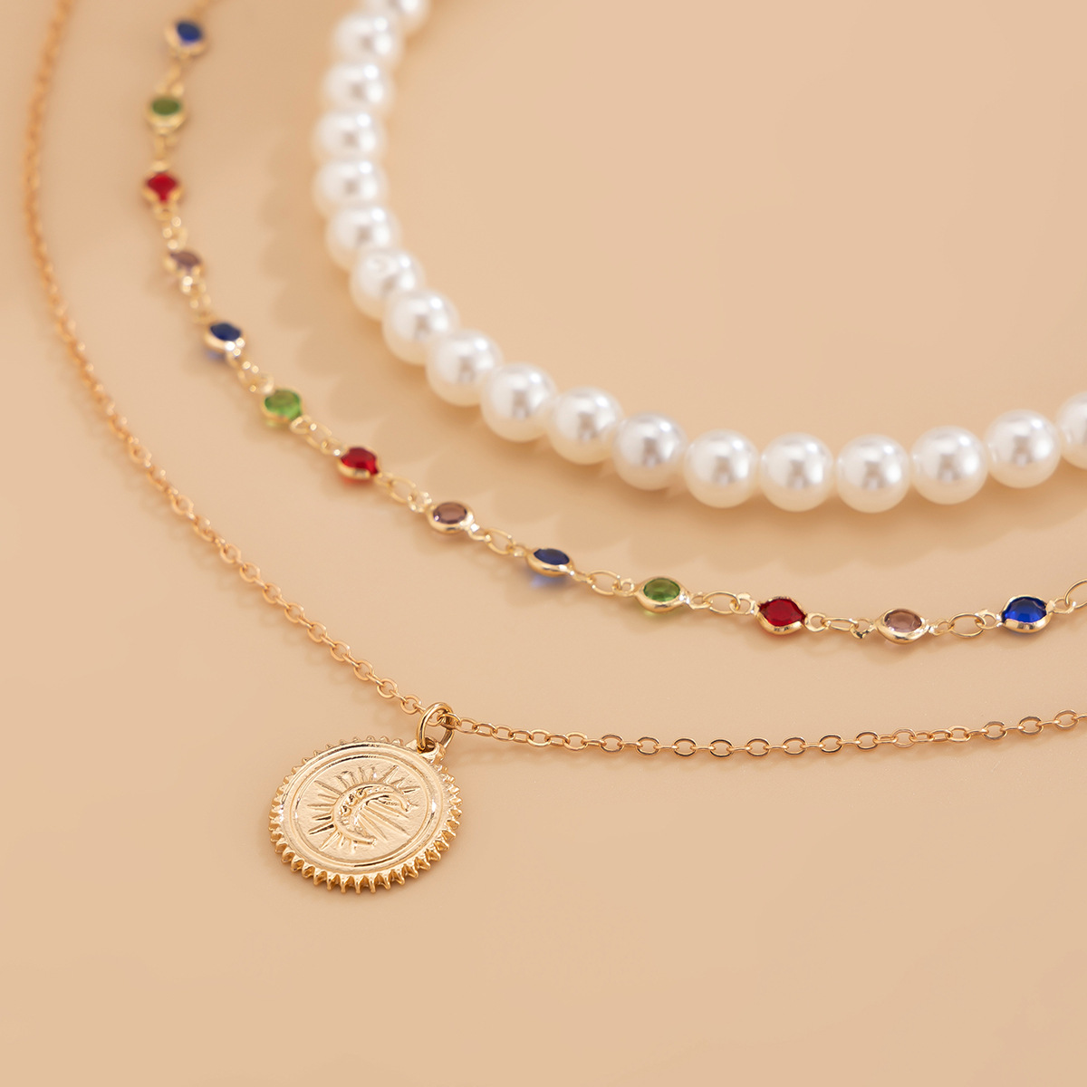 European and American cross-border jewelry, fashionable imitation pearl beaded multi-layer necklace, simple round plate alloy pendant, collarbone chain Application Scenario