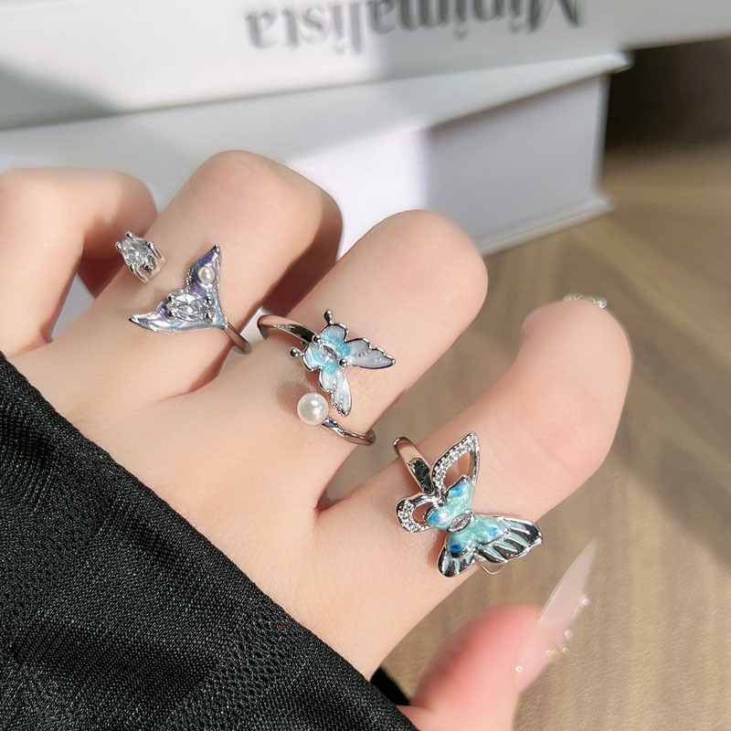 This simple and elegant ocean-style gradient fishtail pearl light luxury ring exudes a feminine charm and individuality. It is a fashionable butterfly index finger ring details Picture