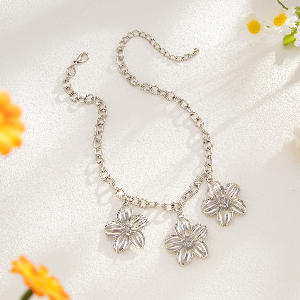 European and American cross-border jewelry ins patterned exaggerated flower metal necklace, retro five-petal flower ribbed pendant necklace Application Scenario