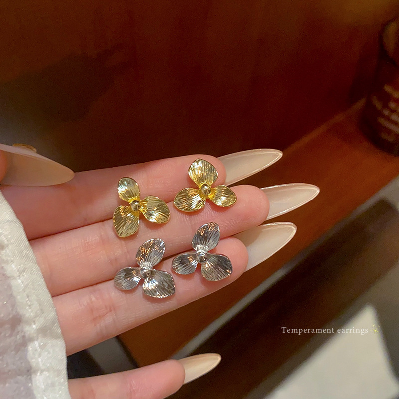 Korean-style simple and small flower stud earrings for women, high-end metal style earrings, unique and versatile earrings wholesale full figure