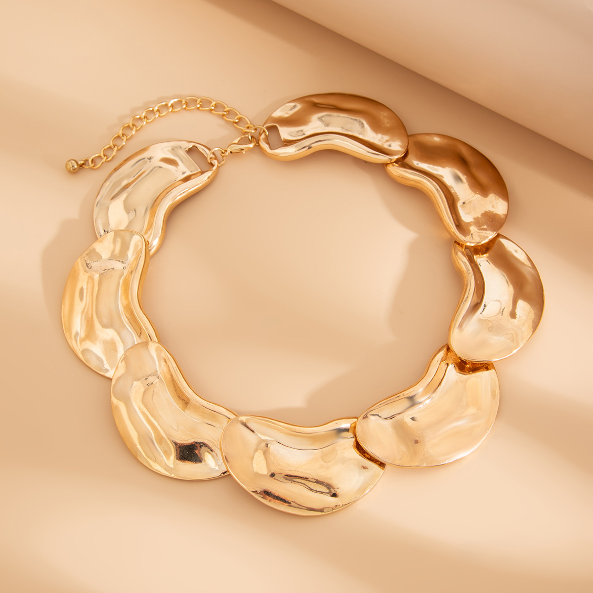European and American cross-border jewelry, fashionable light-sensitive surface spliced pea collar, light luxury style irregular alloy necklace Application Scenario