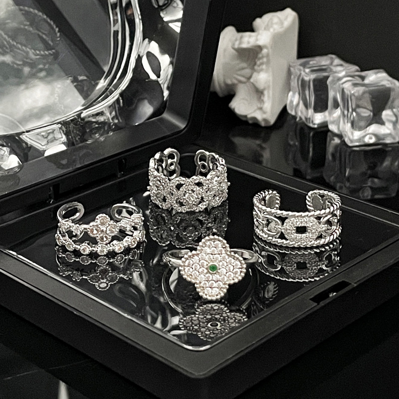 This is a trendy and fashionable four-leaf clow-shaped open-top ring with a touch of luxury and sophistication, similar to those worn by niche European and American celebrities full figure